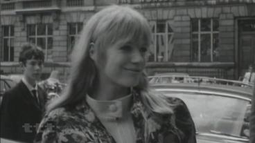 Die junge Marianne Faithfull auf der Bühne.