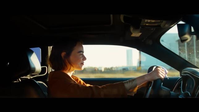 Eine Frau fährt Auto