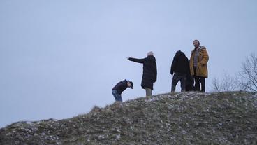 Fünf Menschen auf einem Hügel