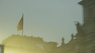 Eine deutsche Flagge weht über der Reichstagskuppel