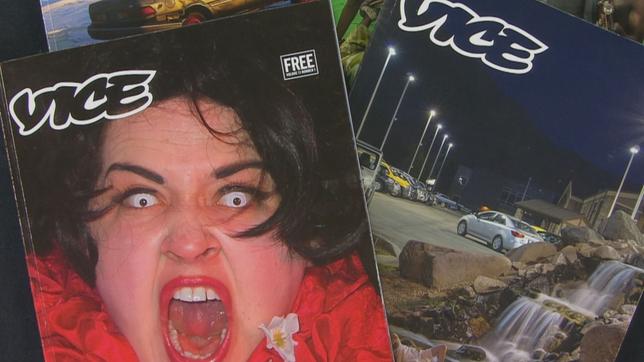 VICE-Zeitschriften. Links auf einem Magazin schreit eine Frau