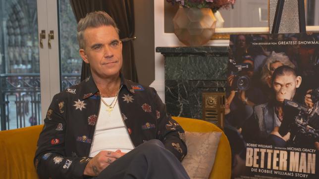 Robbie Williams im Interview zu „Better Man“ sitzend