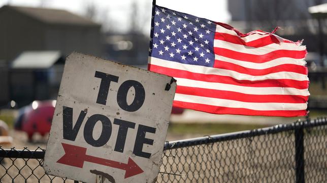 US-Wahl: Wahl-Schild und US-Flagge in Dearborn, Michigan