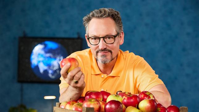 Der Apfel ist unsere Nummer eins unter den Obstsorten und gilt als gesund und kalorienarm. Doch Achtung: Die Klimakrise führt zu Ernteausfällen! Die Blüten sprießen immer früher und können durch Frost geschädigt werden, während trockene Sommer, Schädlinge sowie extreme Wetterereignisse wie Starkregen, Stürme und Hagel unser beliebtes Obst gefährden. Darum fragt sich Eckart von Hirschhausen: Werden Äpfel in der Zeit der Klimakrise auch in Zukunft für alle bezahlbar sein? Antworten gibt's bei „Wissen vor acht - Erde“.