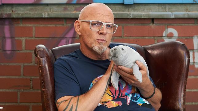 Der niedliche Staubsauger der Meere: Der Dugong ist ein Säugetier und gehört zur Gattung der Seekühe. Die Tiere mit dem seltsamen Riesenrüsseln sind die Pazifisten der Weltmeere, weswegen die Herdentiere auch äußerst schützenswert sind. Thomas D stellt die süßen Dugongs vor – Wissen vor acht - Natur.