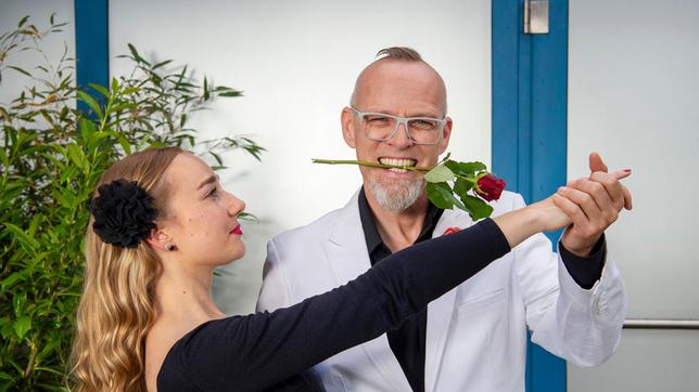 Papageien waren gestern. Der neue Großmeister in Sachen Nachahmung ist der Leierschwanz. Egal ob Kettensäge, Fotoapparat oder Autoalarm – dieser Vogel kann jedes Geräusch nahezu perfekt imitieren. Wie er sein Talent auch bei der Balz auf perfide Art und Weise nutzt, erklärt Thomas D (r. mit Komparsin) in „Wissen vor acht – Natur“.