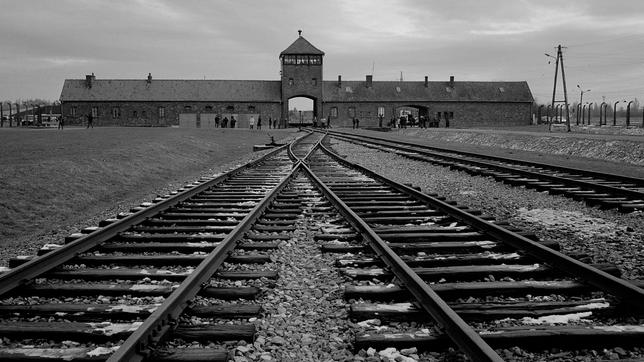 Die Bahngleise, auf denen Hunderttausende von Menschen ankamen, um in die Gaskammern des ehemaligen Nazi-Todeslagers Auschwitz Birkenau (Auschwitz II) gebracht zu werden, in Oswiecim, Polen. 