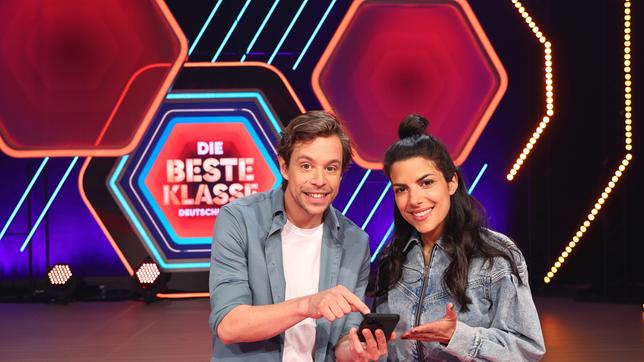 ARD/KIKA DIE BESTE KLASSE DEUTSCHLANDS - DAS SUPERFINALE, am Samstag (29.10.22) um 10:00 Uhr im ERSTEN. Das Moderations-Duo Clarissa Corrêa da Silva und Tobias Krell präsentiert Deutschlands cleverste Schulklassen und prominente Studiogäste.