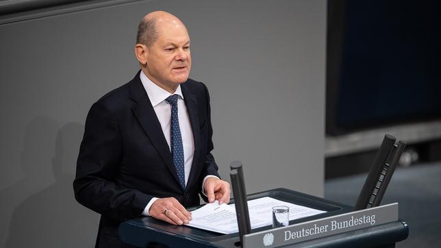 Bundeskanzler Olaf Scholz (SPD) spricht bei einer Regierungserklärung