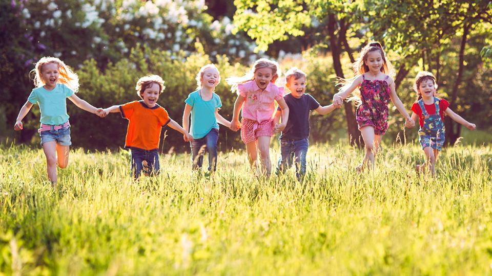 Kinder rennen auf einer Wiese - Hörspiele, Geschichten & Wissen für Kinder