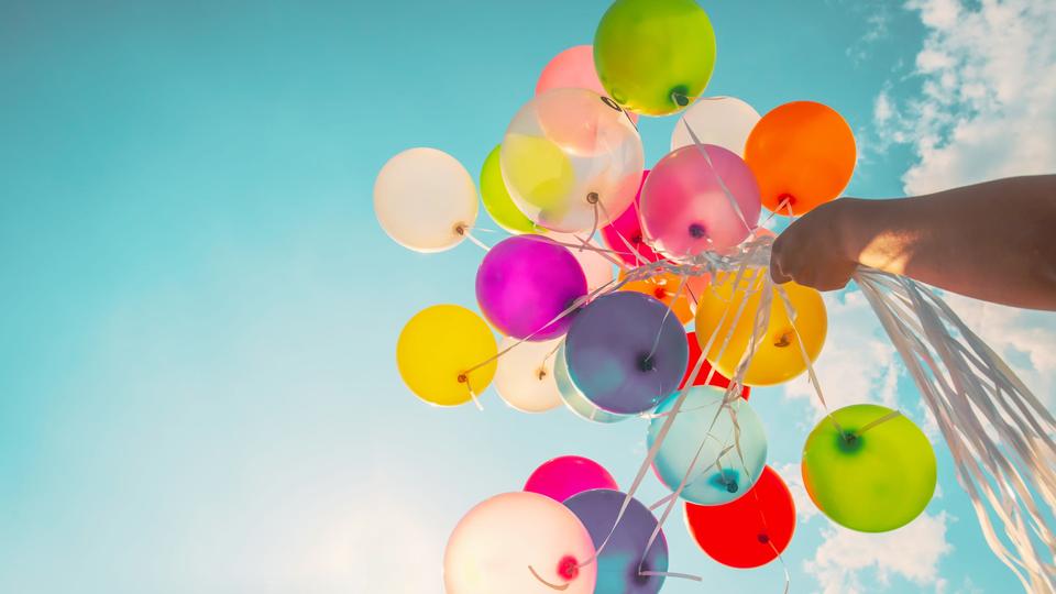 Symbolbild für die Rubrik Liebe, Sex & Leben: Luftballons am Himmel