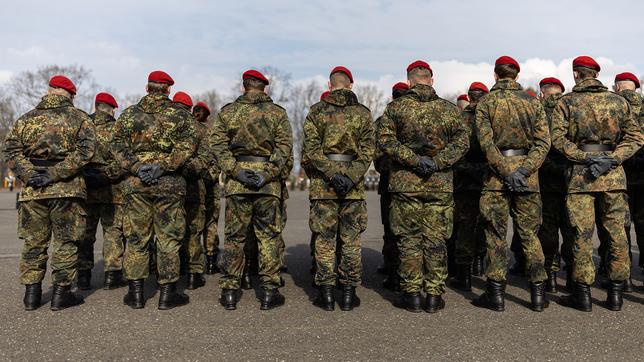 Soldaten stehen auf einen Platz in der Julius-Leber-Kaserne. Das Heer stellt eine neue Heimatschutzdivision als vierten Großverband auf. 