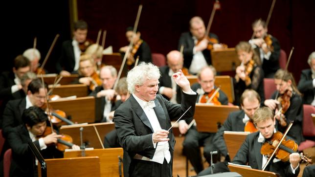 Sir Simon Rattle dirigiert die Berliner Philharmoniker.