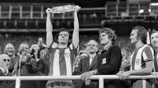 Bayern Münchens Franz Beckenbauer 1972 mit der Meisterschale.