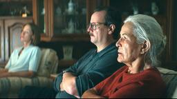 Familie Bethge (v.l.n.r. Jenny Schily, Matthias Brand, Hildegard Schmahl) schauen die Fahndungssendung