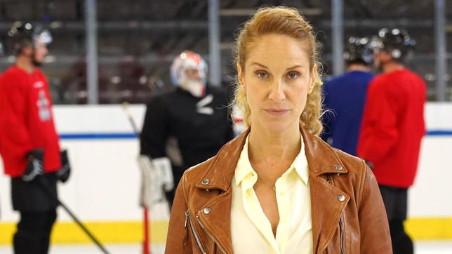 „Capo“ Sonja Schwarz (Chiara Schoras) ermittelt in Bozens Eishockeywelt.