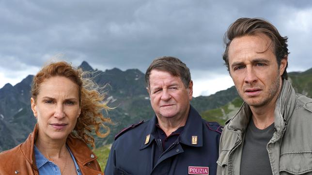 Bild: ARD Degeto/Hans-Joachim Pfeiffer Ein Fall voller Widersprüche für die Kripo Bozen: Sonja (Chiara Schoras, li.), Peter (Hanspeter Muller-Drossaart, Mitte) und Jonas (Gabriel Raab) müssen einen Mord aufklären.