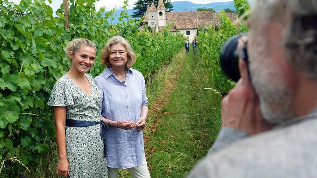 Bild: ARD Degeto/Hans-Joachim Pfeiffer Laura (Charleen Deetz) und ihre Großmutter Lisa (Katharina Matheiner) lassen sich für eine Homestory fotografieren.