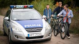 Dorfpolizist Leon Pawlak (Sebastian Hülk, li.) trifft auf den undurchsichtigen Mikolaj Wróbel (Luis Vorbach, re.).