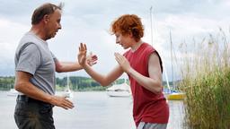 Gremme (Alexander Held, li.) bringt Linus (Xari Wimbauer) bei, wie er sich gegen Angreifer verteidigen kann.