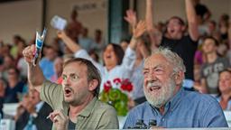 Alles auf Jana und „Rock my Heart“: Paul (Dieter Hallervorden, re.) und Steckel (Milan Peschel) fiebern beim Rennen mit.