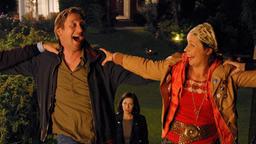 Als die gestresste Luisa (Jule Ronstedt, hinten) ihre Schwester Jenny (Jule Ronstedt) und ihren Mann Michael (Michael Fitz) beim Feiern erwischt, platzt ihr der Kragen.
