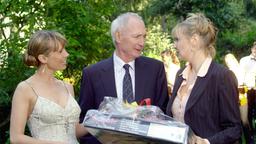 An Walters (Arthur Brauss) Geburtstag buhlen seine ungleichen Töchter Clarissa (Katharina Schubert, re.) und Ina (Nadeshda Brennicke) um seine Gunst.