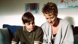 Anna Jurag (Suzanne von Borsoday, re.) übt mit ihrem Sohn Max (Marco Bretscher Coschignano) lesen.