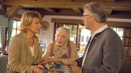 Antonia (Uschi Glas, li.) und Regina (Ruth Drexel) machen ihrem Erzfeind Breitwieser (Gerd Anthoff) ein Angebot, das dieser nicht ablehnen kann.