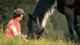 Ari (Luna Paiano) ist neu auf Kaltenbach und fühlt sich sofort zum traumatisierten Hengst Ostwind hingezogen.