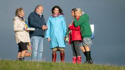 Ausflug auf Büsum (v. l. n.): Matilda (Susanne Schäfer), Hauke (Jan-Gregor Kremp), Britta (Sabine Vitua), Jule (Marta Laubinger) und Swantje (Nadine Boske).