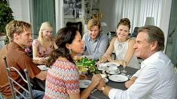 Balthasar Pelkofer (Fritz Wepper, re.) hat sich mit Annette Eggers (Angela Roy, 3.v.li.) versöhnt, die Mutter seiner Mieterin Claire (Nina Bott, 2.v.re.), die mit ihrem Mann Guido (Kai Ivo Baulitz, 3.v.re.) in seinen Bungalow eingezogen ist. Auch mit seiner Tochter Maxi (Jasmin Schwiers, 2.v.li.) und ihrem Freund Paul (Wanja Mues) hat Balthasar das Kriegsbeil begraben.