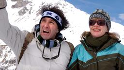 Bei einem alpinen Skiausflug lernen Silke (Anna Stieblich) und Walter (Holger Gotha) sich besser kennen.