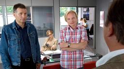 Benno (Uwe Steimle, re.) und sein bester Freund Axel (Thomas Rühmann) versuchen vergeblich, ihre Jobs als Busfahrer zu retten.