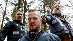 Biker Groll (Aurel Manthei, vorne) in Todesangst: Bandenchef Andy (Nicki von Tempelhoff) und Ricky (Julian Schmieder) möchten „die Ratte“ erledigen.