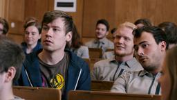 Sam (David Kross) folgt dem Vortrag im Institut Kooperation X. 