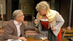 Breitwieser (Gerd Anthoff) ist beeindruckt: Seine Bedienung Fanny (Angelika Sedlmeier) hat seit drei Tagen keinen Schnaps mehr getrunken.