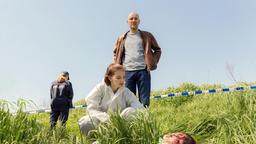 Burkhard "Butsch" Schulz (Götz Schubert) und Viola Delbrück (Yvonne Catterfeld) untersuchen die Leiche am Fundort.