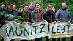 Ceecee (Valerie Stoll, Mitte) und ihre aktivistische Gruppe versuchen, den Daunitzer Wald zu besetzen