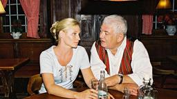 Christl (Simone Heher) sucht Rat bei ihrem Vater Gernot Brunner (Ernst Griesser).