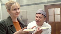 Clarissa (Katharina Schubert) sucht Rat bei dem Koch Jockl (Peter Sattmann).
