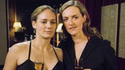Corinna (Sonsee Neu, li.) beobachtet mit ihrer sarkastischen Freundin Juliane (Sybille Schedwill) das Männertreiben auf Corinnas Hochzeitstag-Jubiläum.