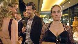 Corinna Fürstenberg (Sonsee Neu, re.) ist frustiert, weil ihr Mann Michael (Kai Wiesinger) sogar an ihrem Hochzeitstag lieber mit anderen Frauen flirtet.