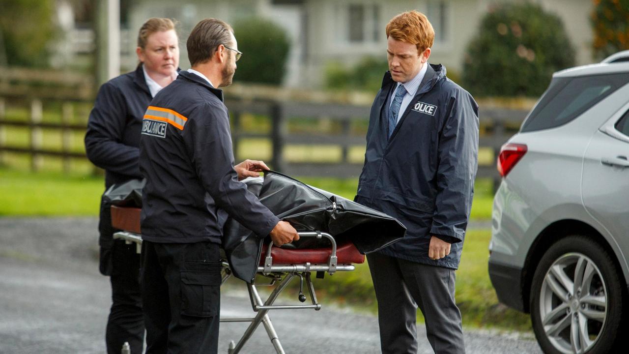 Hinter jedem tragischen Unfall kann sich ein getarnter Mord verbergen. Das hat Chefermittler Mike Shepherd in Brokenwood dazugelernt. Ein von einem Bullen getöteter Stierkampffan und der Infarkt des herzkranken Asthmatikers beim Radrennen lassen eigentlich mehr auf Unvernunft als auf Verbrechen schließen. 