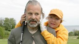 Der charmante Araber Al-Hakim (Peter Sattmann) und Henriette (Gila von Weitershausen) kommen sich auf dem Golfplatz näher.