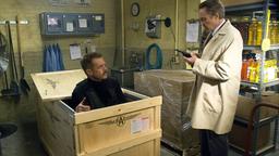 Der Coup läuft: Während Roger (Christopher Walken, re.) sein Funkgerät checkt, lässt George (William H. Macy) sich als Teil des Plans in eine der Transportkisten sperren.