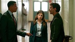 Der FBI Agent Cornelius (Terrence Howard, li.) rät Diana (Anne Kendrick) und dem Reporter Ben (Shia LaBeouf), sich aus dem Fall Grant herauszuhalten.