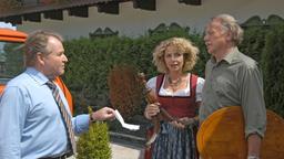 Der frisch gebackene Hotelier Richard (Fritz Wepper, li.) stellt seinen Hotelleiter Hannes (Franz Buchrieser) und seine Frau Christina (Michaela May) zur Rede.