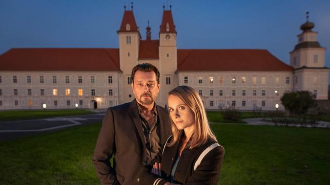 Der Grazer Chefinspektor Sascha Bergmann (Hary Prinz, li.) und seine Partnerin Anni Sulmtaler (Anna Unterberger, re.) ermitteln im Kloster Neuberg, wo sie auf ein Panoptikum aus Straftaten, Sünden und Verfehlungen stoßen.