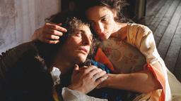 Der kränkelnde Wolfgang Amadeus Mozart (Lino Guanciale) lässt sich von Catarina (Cristina Giannelli) pflegen.